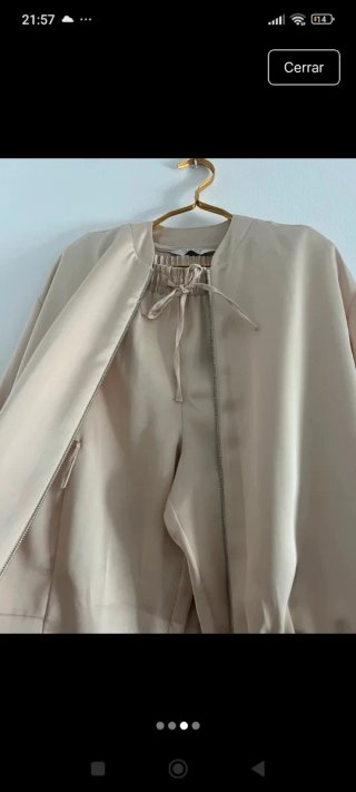 Traje satinado beige