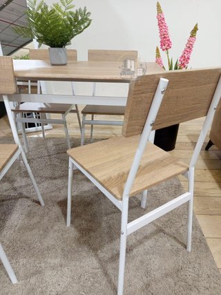 Conjunto de Mesa con 4 Sillas acabado madera