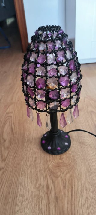 Lámpara de mesa morada y transparente