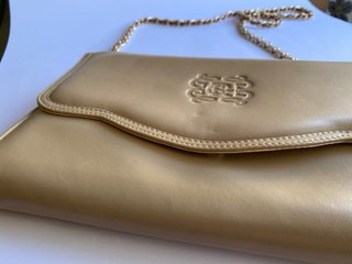 Bolso clutch vintage crema cadena dorada