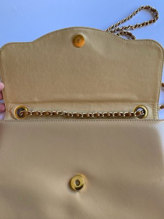 Bolso clutch vintage crema cadena dorada