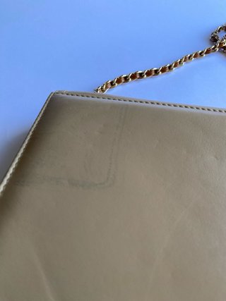 Bolso clutch vintage crema cadena dorada