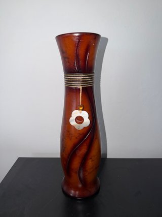 Jarrón de madera decorativo