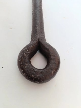 Gancho de hierro forjado antiguo
