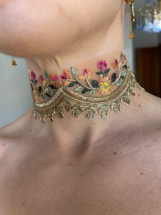 Gargantilla étnica bordada oro y multicolor