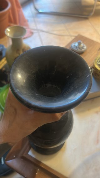 Jarrón asiático de mármol negro tallado