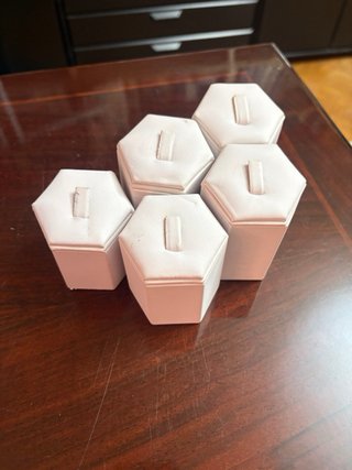 5 expositores de anillos blancos