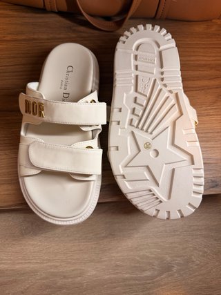Sandalias Dior Blancas con Logo Dorado