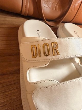 Sandalias Dior Blancas con Logo Dorado