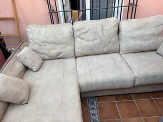 Sofá esquinero beige de tela