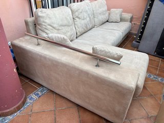 Sofá esquinero beige de tela