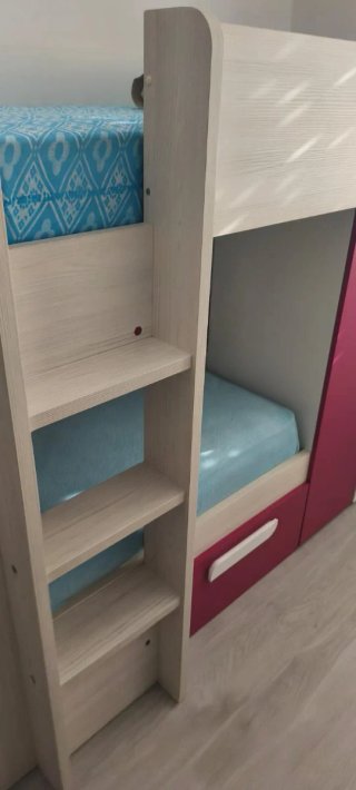 Litera infantil con cajones y estantería