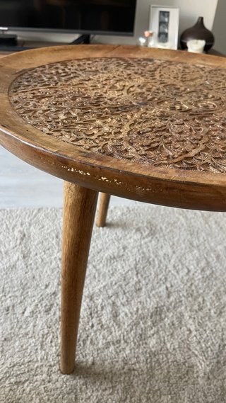 Mesa auxiliar madera tallada estilo boho