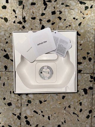 Airpods Max Apple Grises y Blancos