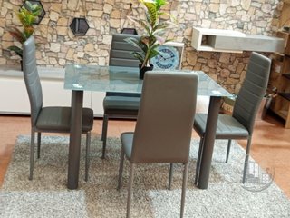 Mesa de comedor con 4 sillas en color gris.