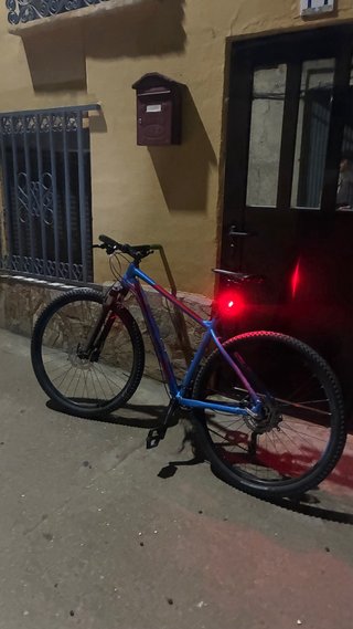 Bicicleta de montaña azul