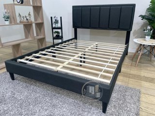 Cama moderna con cabecero acolchado, resistente