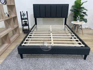 Cama moderna con cabecero acolchado, resistente