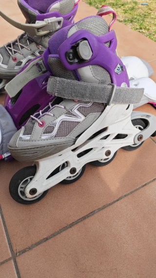 Patines infantiles morados y casco