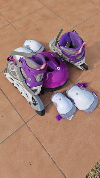 Patines infantiles morados y casco
