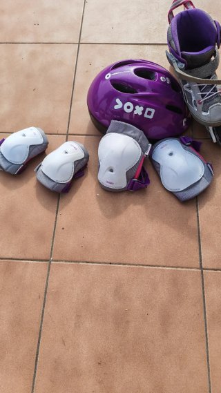 Patines infantiles morados y casco