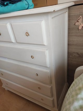 Cómoda grande de madera blanca