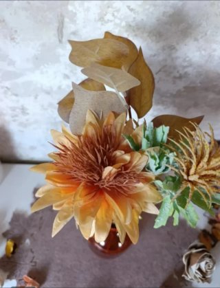 Jarrón con flores artificiales