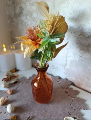 Jarrón con flores artificiales