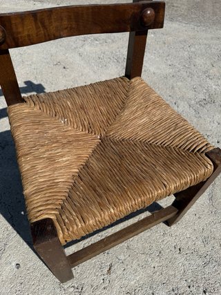 Silla de madera con asiento de yute