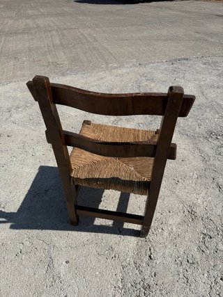 Silla de madera con asiento de yute