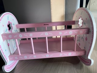 Cuna mecedora de juguete de madera