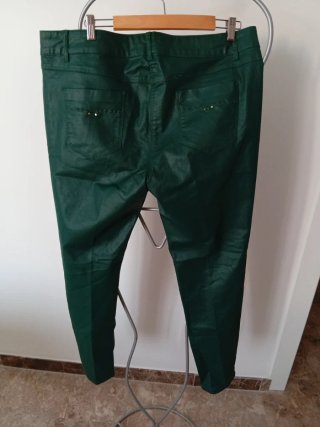 Pantalón tipo cuero verde. Elogy.