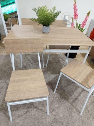 Conjunto de Mesa con 4 Sillas acabado madera