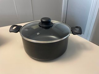Olla Grande Negra con Tapa de Cristal