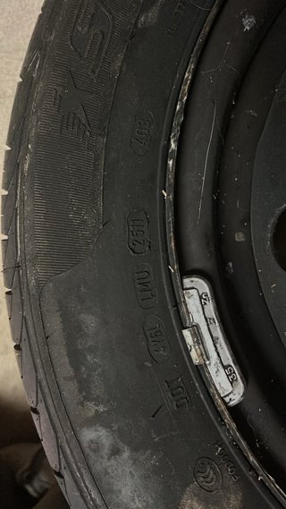Rueda de repuesto y neumático nuevo