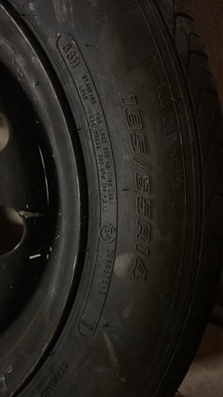 Rueda de repuesto y neumático nuevo