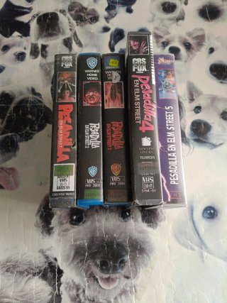 Collezione VHS della saga Nightmare on Elm Street LEGGI