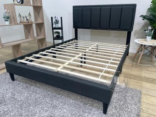Cama moderna con cabecero acolchado, resistente
