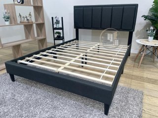 Cama moderna con cabecero acolchado, resistente