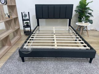 Cama moderna con cabecero acolchado, resistente
