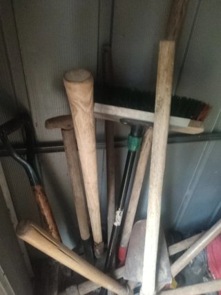 Confezione di strumenti da giardino: pala, scopa, rastrello
