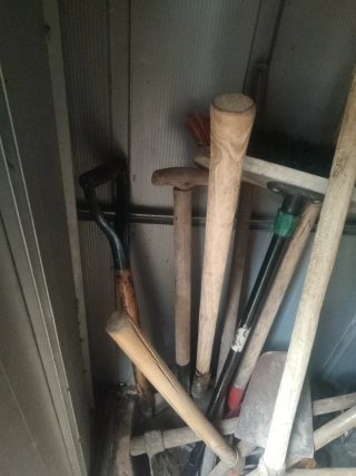 Confezione di strumenti da giardino: pala, scopa, rastrello