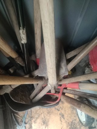 Confezione di strumenti da giardino: pala, scopa, rastrello