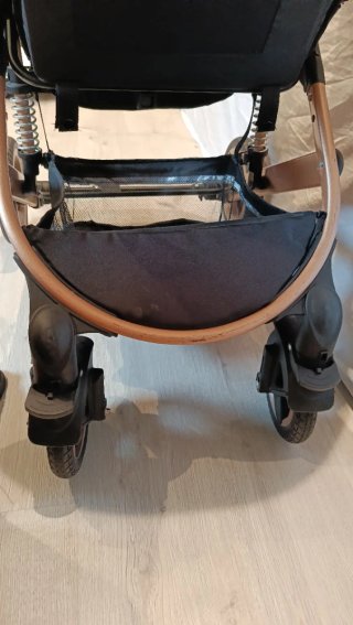Carrito de bebé negro y dorado