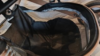 Carrito de bebé negro y dorado