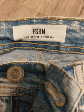 Pantalón vaquero desgastado