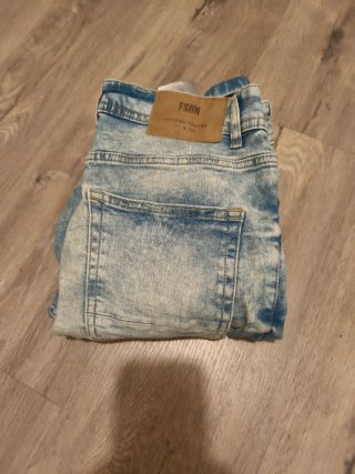 Pantalón vaquero desgastado