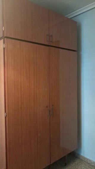 Armario de madera beige y marrón y espejo