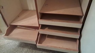Armario de madera beige y marrón y espejo