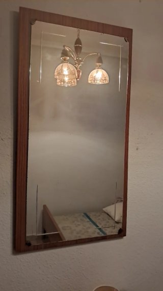 Armario de madera beige y marrón y espejo